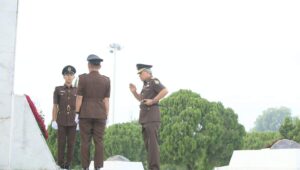 Dalam Rangka HBA ke-64 dan HUT IAD ke-XXIV Tahun 2024, Kajati Sumut Tabur Bunga pada Makam 2 Mantan Gubernur