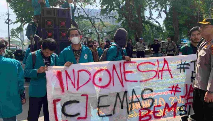 Aliansi BEM SI Gelar Aksi ‘Indonesia Cemas’ di DPRD Sumut, Ini 14 Tuntutan Mereka