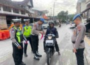 Propam Polres Samosir Turun ke Jalan Pasang 50 Bendera di Kendaraan Warga