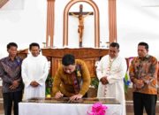 Bersama Uskup Agung Medan, Bupati Samosir Teken Prasasti Gereja Katolik Stasi Kristus Raja Sangkal