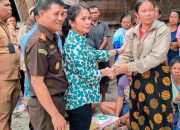 Kajari Samosir Berikan Bantuan 8 Korban Kebakaran di Desa Simarmata