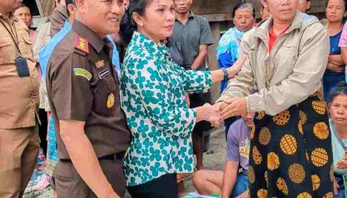 Kajari Samosir Berikan Bantuan 8 Korban Kebakaran di Desa Simarmata
