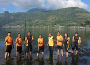 Kapolres Samosir Ganti Olahraga dengan Aksi Bersih-bersih di Water Front Pangururan dan Tepi Danau Toba
