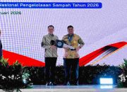 Satu-satunya dari Sumut, Kabupaten Samosir Terima Penghargaan Sertifikat Menuju Kota Bersih.